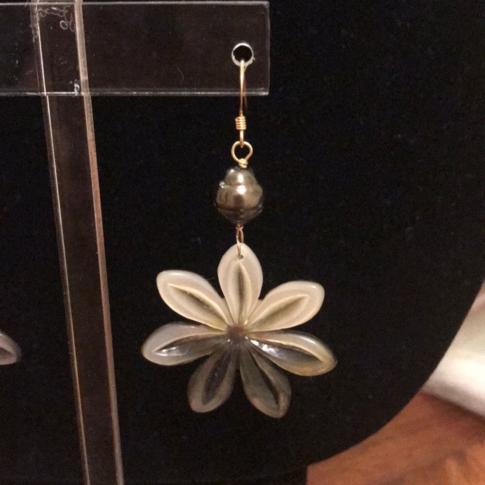 Tahitian pearl earrings with mother of pearl - Picture 2 of 3